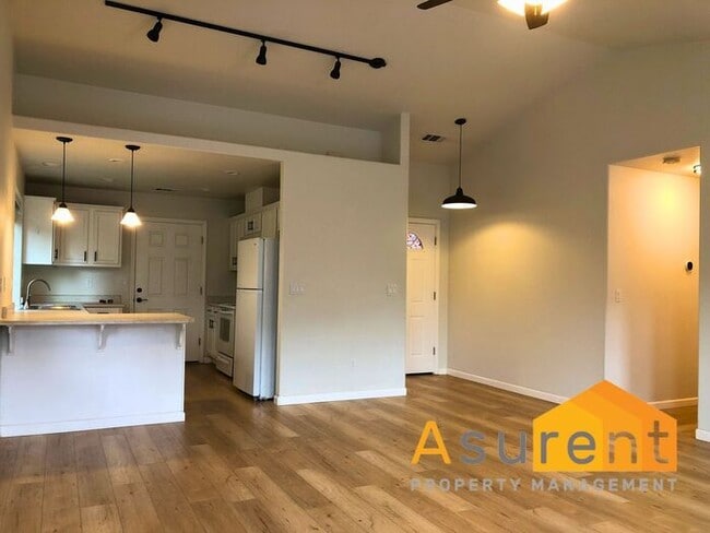 Building Photo - Wont Last Long---- 3 bed 2 Bath fenced back yard