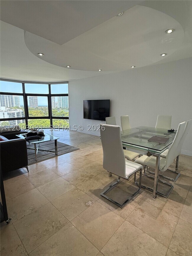 Building Photo - 3375 N Country Club Dr