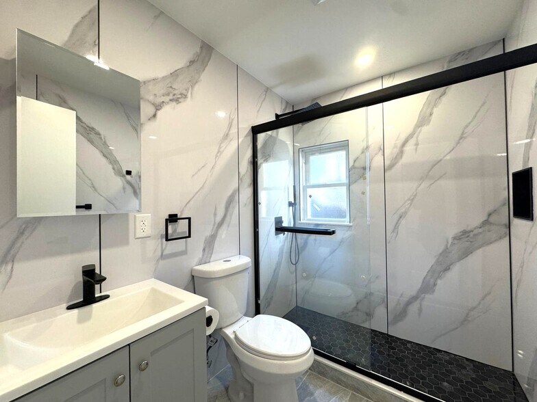 Building Photo - 198 28th St