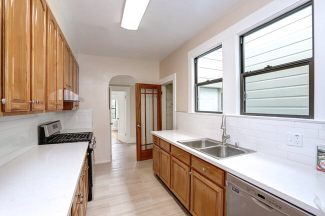 Building Photo - Charming Outer Sunset 2 bed / 1 bath home ...