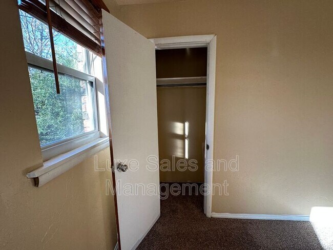 Building Photo - 116 W Rose Dr