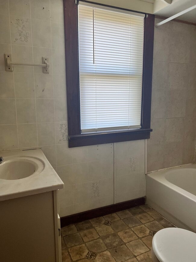 Building Photo - 906 S 7th St