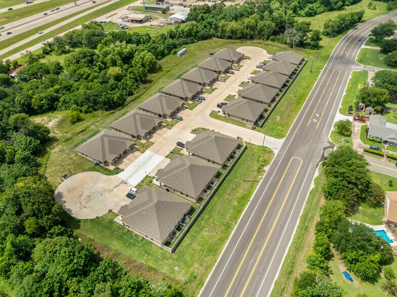 Building Photo - 525 E Spring Valley Rd