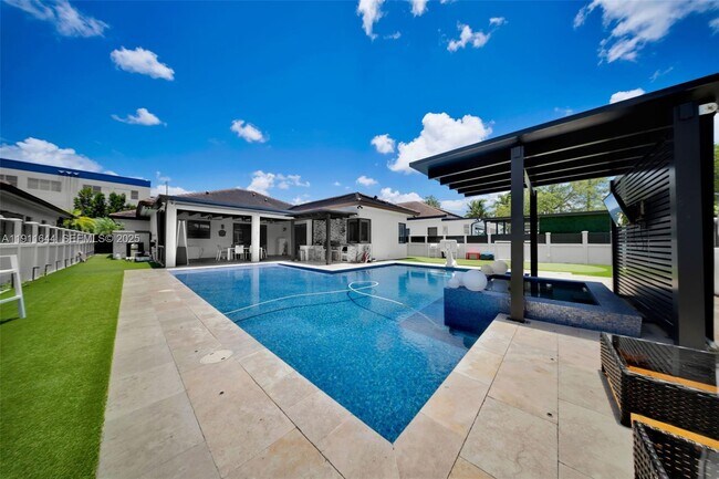 Building Photo - 1550 SW 89th Ct