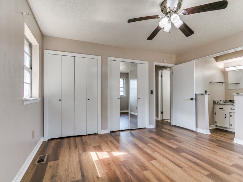 Building Photo - 6428 N Harvard Ave