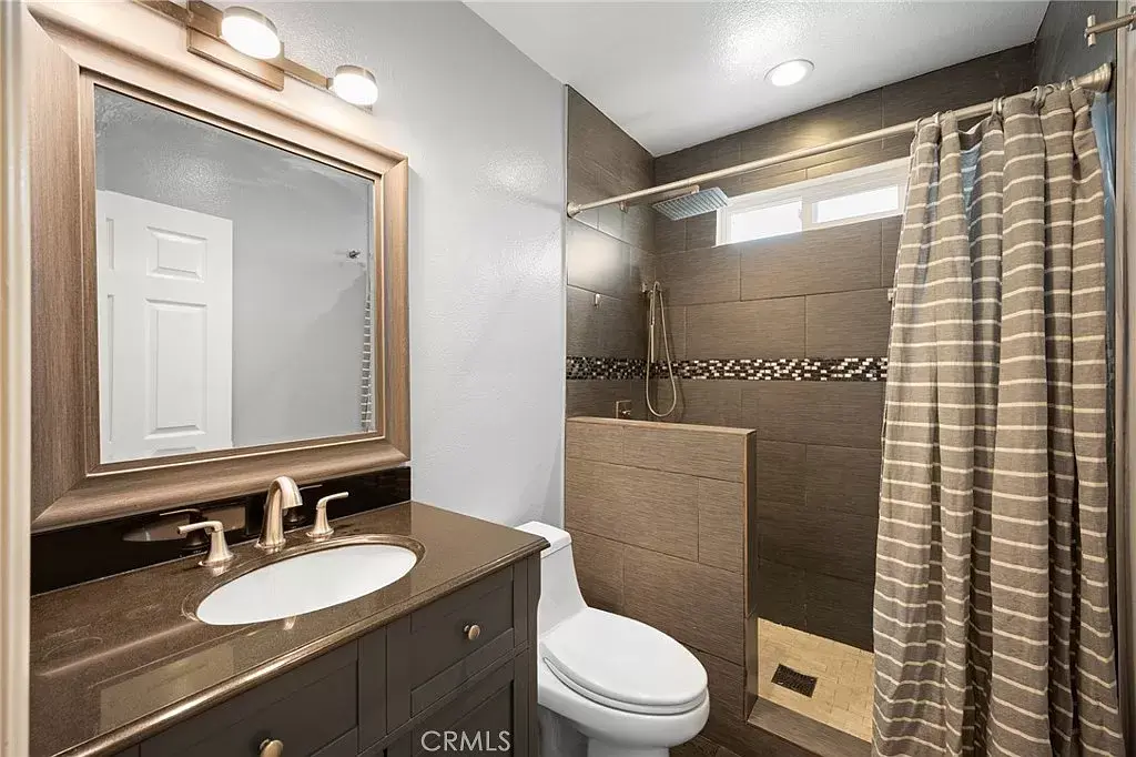 bath with shower - 623 Brittania St