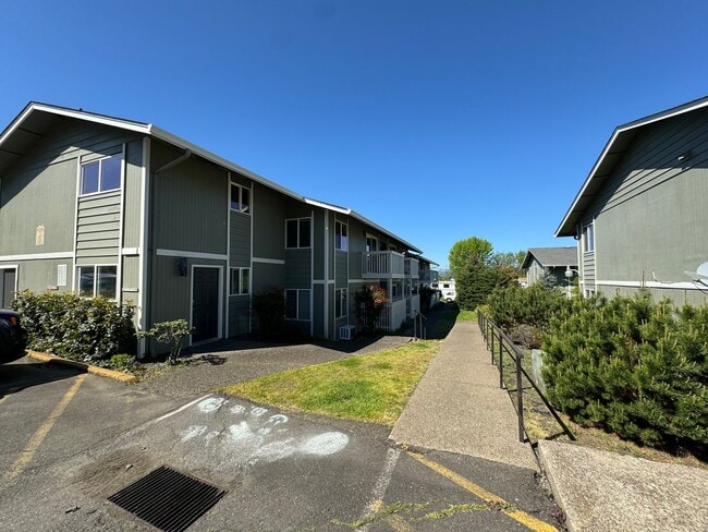 Building Photo - 2 Bedroom Upstairs apartment For Rent Loca...