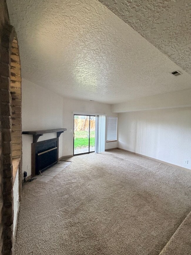 Building Photo - 3 Bedroom Townhouse