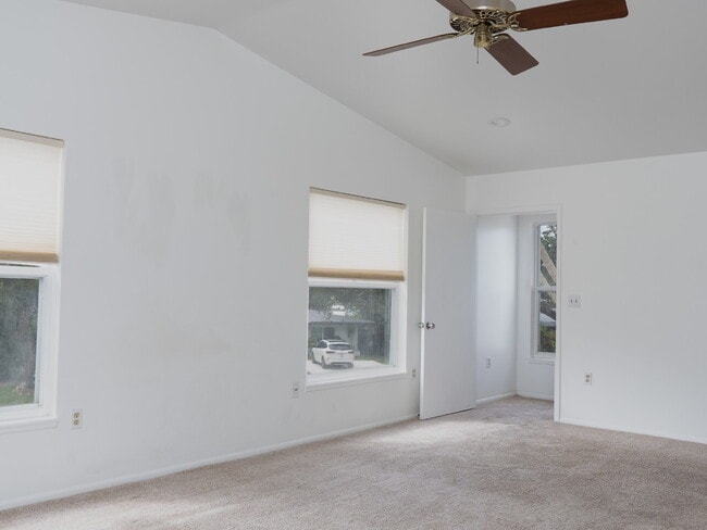 Building Photo - Spacious 5-Bed, 4-Bath Sarasota Home with ...