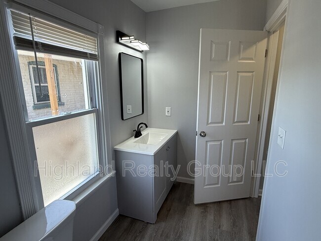 Building Photo - 913 Blunston St