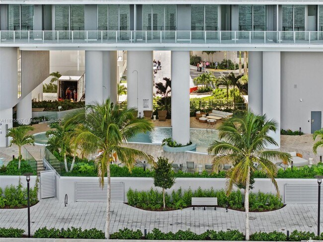 Building Photo - 700 NE 24th St