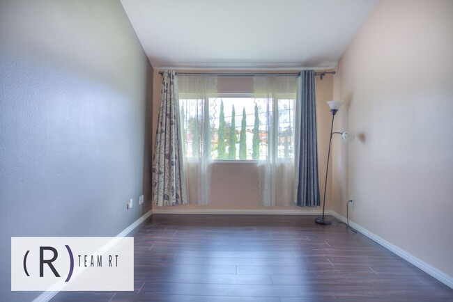 Building Photo - Limited-Time Offer for $2850! 2 bedroom an...