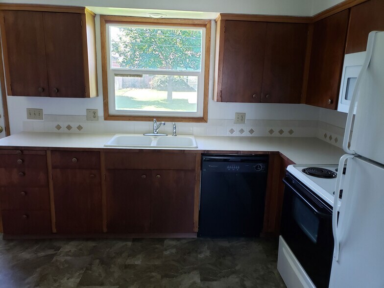 Kitchen - 12202 E 10th Ave