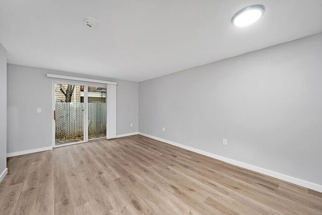 Building Photo - INCREDIBLE 2-bed/1.5bath Town House! $500 ...