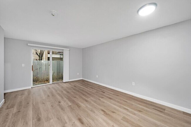 Building Photo - INCREDIBLE 2-bed/1.5bath Town House! Get i...
