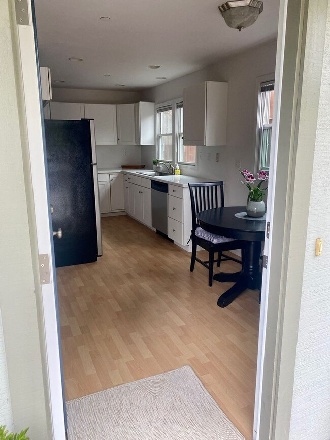 Building Photo - Charming 1BD/1BA in Desirable Petaluma Location unfurnished