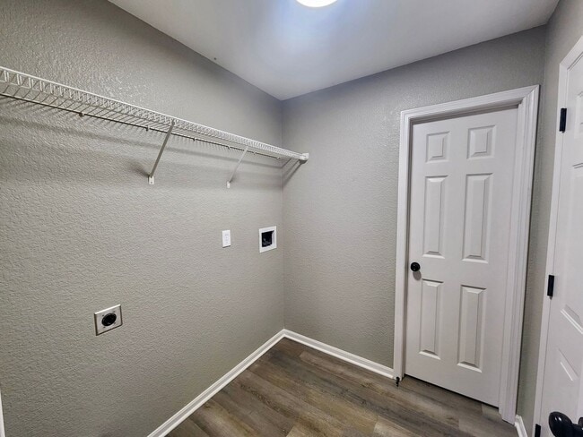 Building Photo - 2 Bedroom, 2 Bath, 1 car Garage