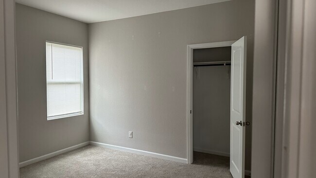 Building Photo - 421 Waterline Dr