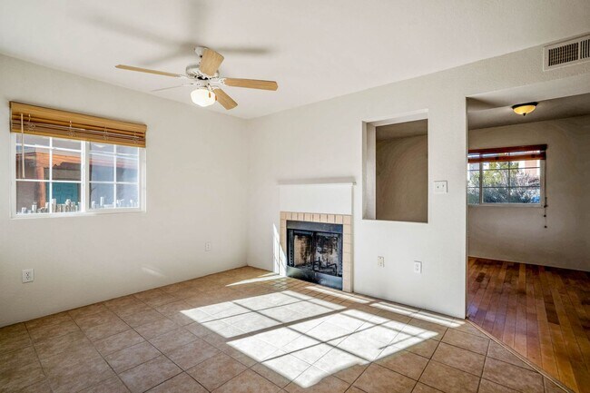 Building Photo - Sunny End Unit in Dos Santos!