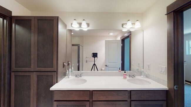 Building Photo - West Seattle Townhome - 2 bedroom 2 bathroom located in Sylvan Ridge Townhomes!  Available now!