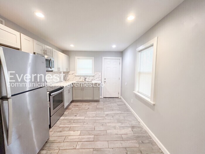 Building Photo - 1408 Lyle Ave