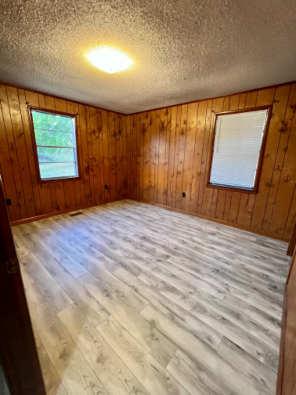 Building Photo - 722 Walnut Rd