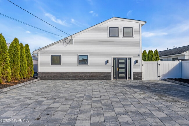 Building Photo - 320 Silver Lagoon Dr