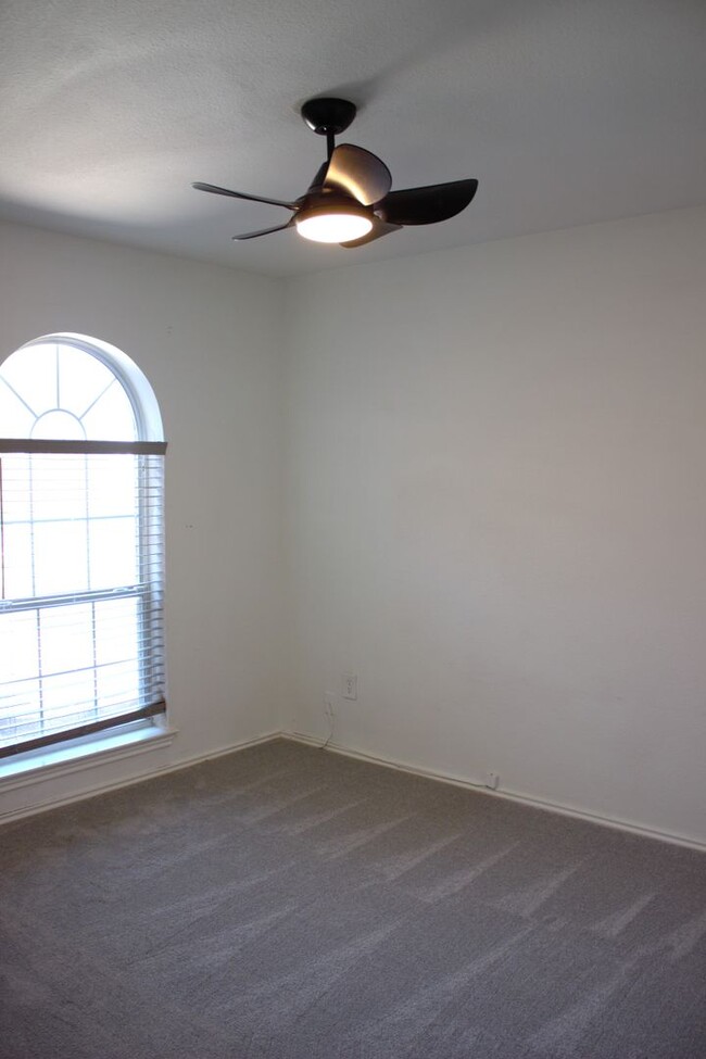 Building Photo - TWO WEEKS FREE RENT!!!!! Newly Remodeled K...