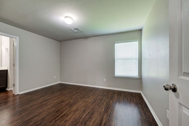 Building Photo - Gorgeous 3 Bed 2 Bath in Moore/SE OKC