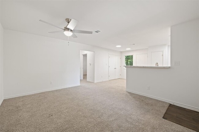 Building Photo - 9903 Roxanna Dr