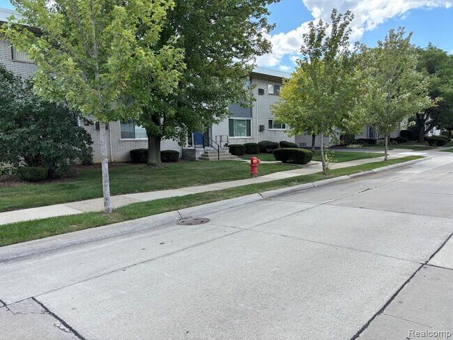 Building Photo - 4830 Briarwood Ave