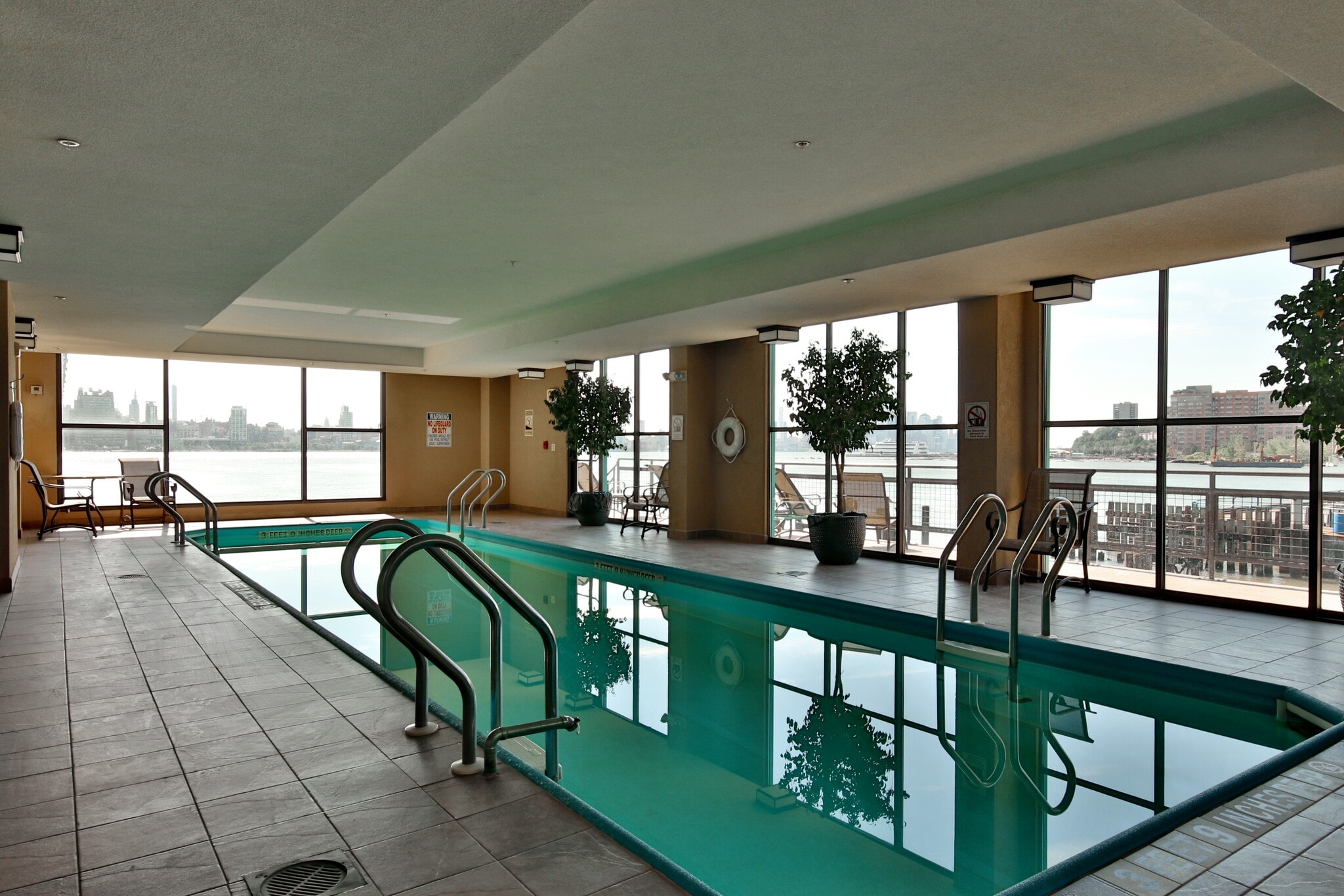 Indoor pool - 600 Harbor