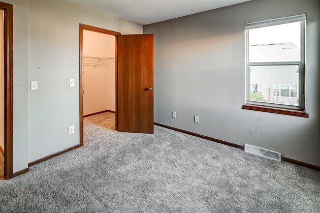 Building Photo - 2633 Koshkonong Way