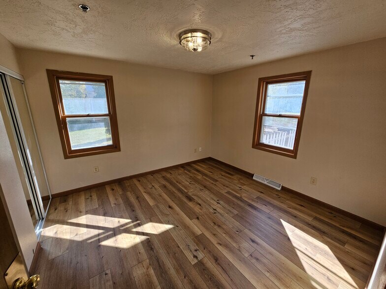 Building Photo - 533 Lakeshore Ct