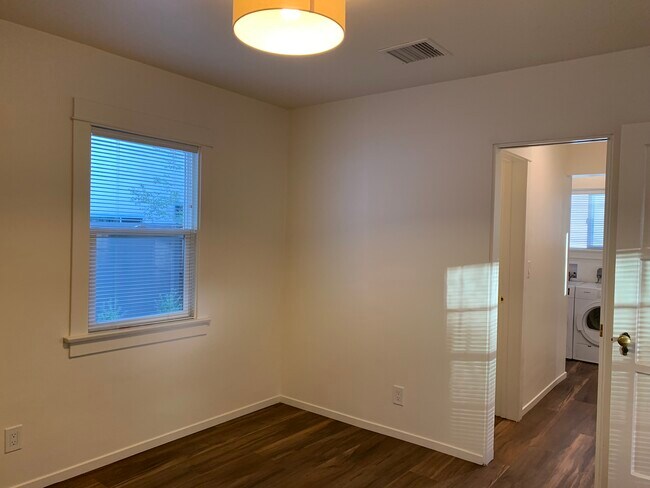 Building Photo - 421 Hollister Ave