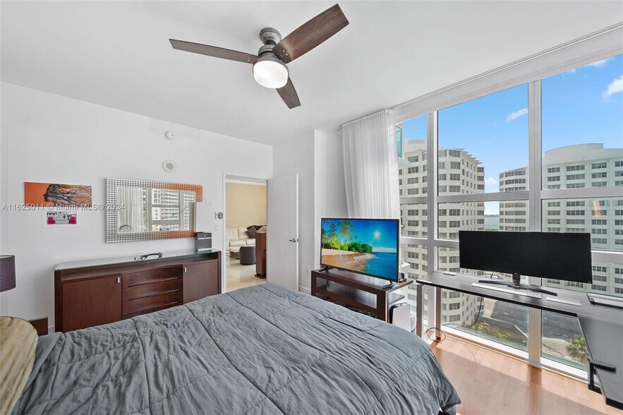 Building Photo - 1050 Brickell Ave