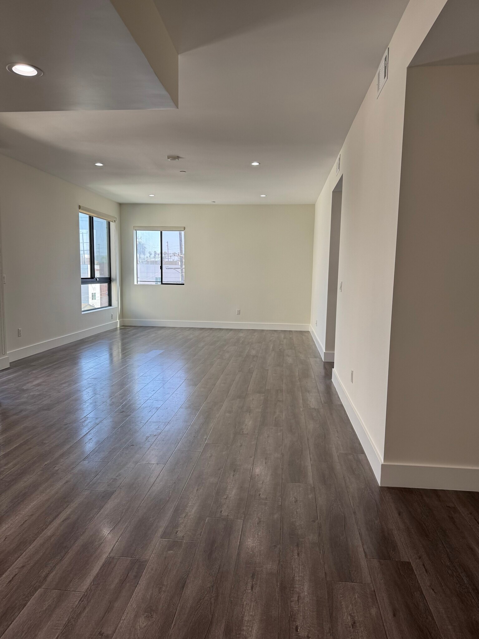 Building Photo - 1046 S Serrano Ave