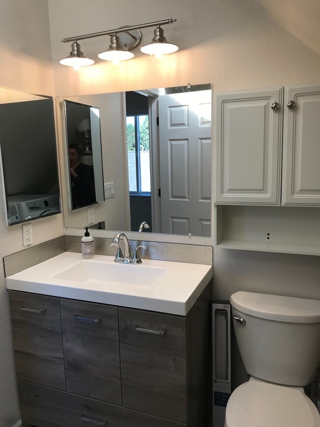Building Photo - Upper unit in SW Bend Close to Old Mill an...