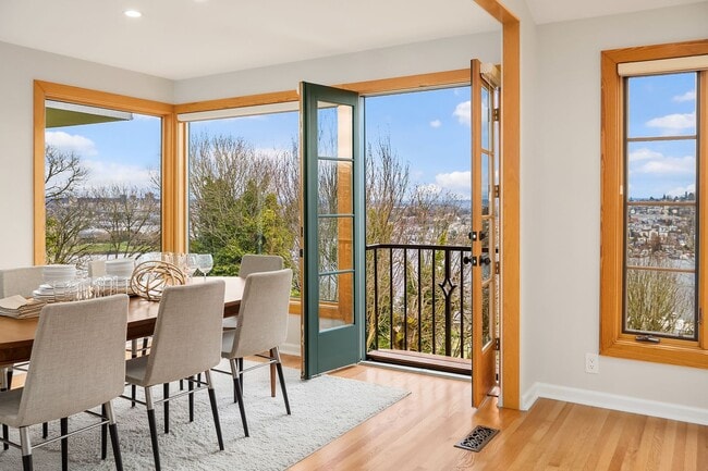 Building Photo - Queen Anne Home