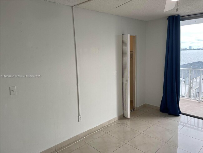 Building Photo - 1801 S Treasure Dr