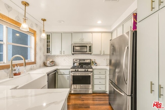 Building Photo - 14050 Magnolia Blvd