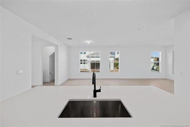 Building Photo - 823 SW Pr Ave