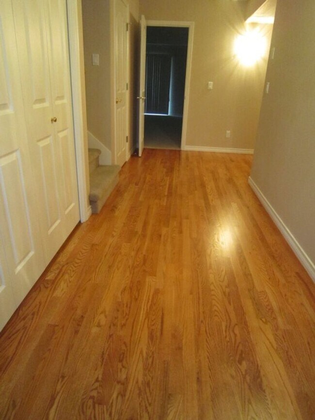 Building Photo - Large Bethany Home on a Corner Lot! 6 Bed 3 Bath