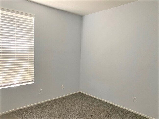 Building Photo - Wonderful Condo in Sabre Hills