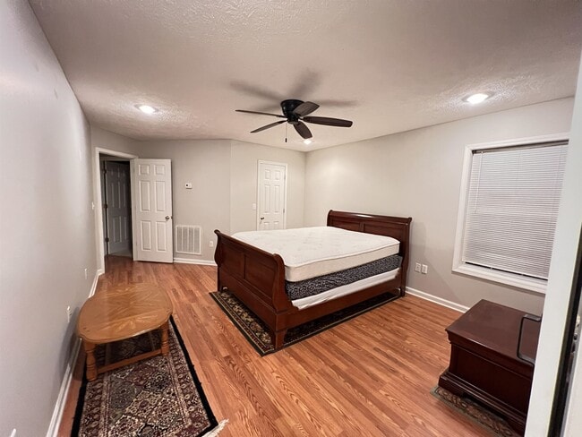 Building Photo - 671 Jenny St