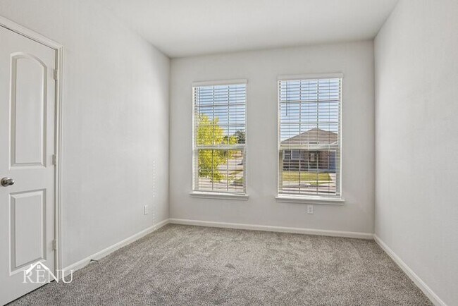 Building Photo - 300 Ridgeland Oak Dr