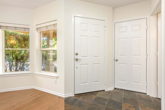 Building Photo - Must-see property that still feels brand new