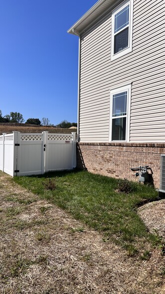 Fenced entry - 2827 Bridgewater Dr