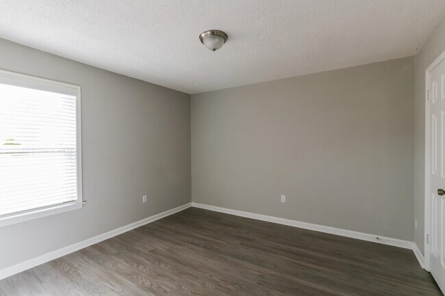 Building Photo - 4652 Benoit Dr