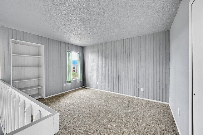 Building Photo - $1,995 - 3 Bed, 2.5 Bath Townhome in Color...